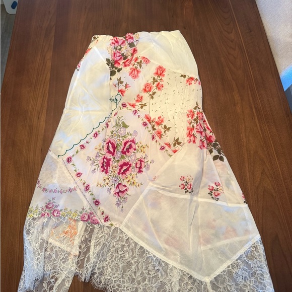 Anthropologie Floral Patchwork flattering skirt with Lace trim and a side slit - Picture 4 of 8